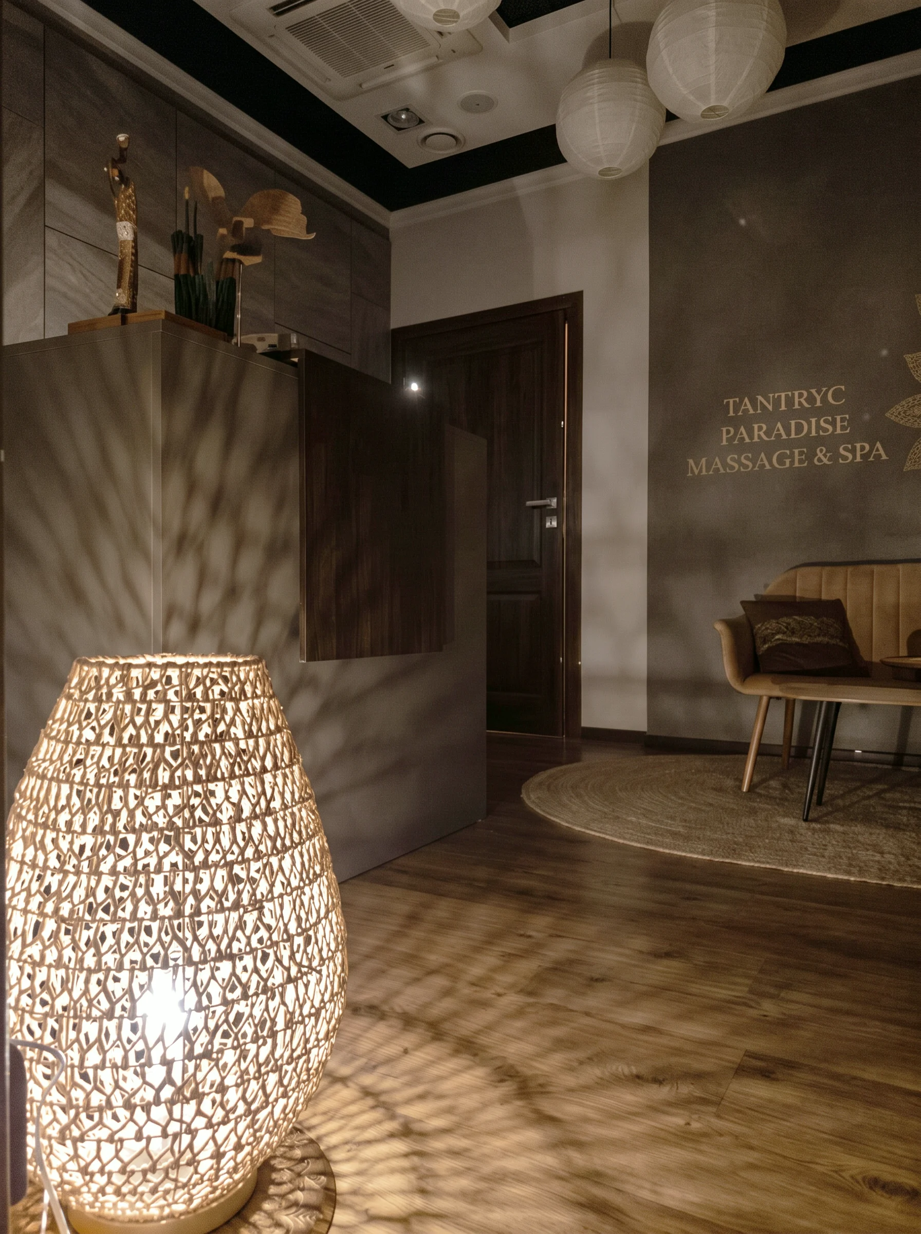 Dekoracyjna lampa w spokojnym wnętrzu salonu